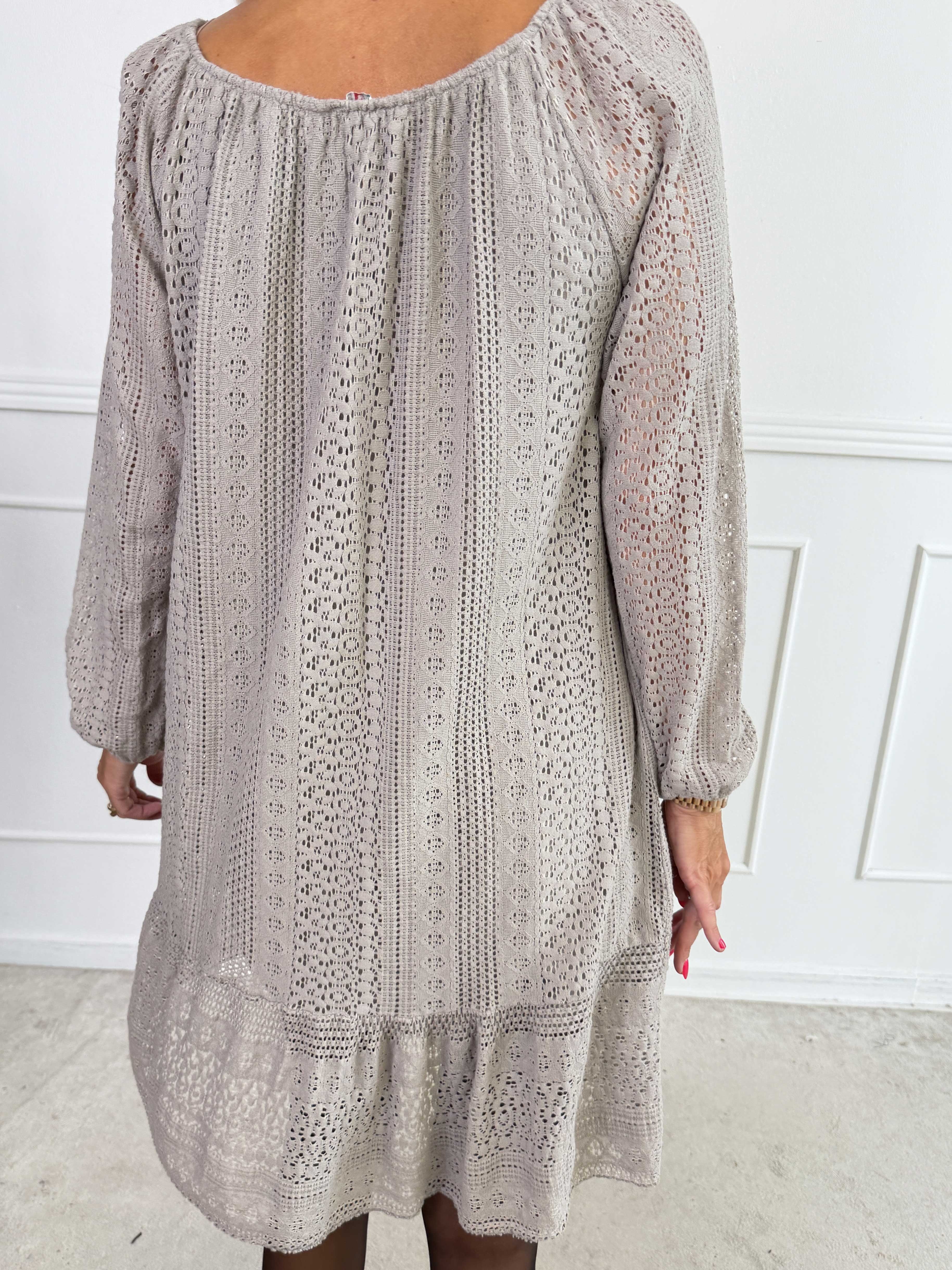 Galateia Long Sleeve - Feminin kjole i blød bomuldsblonde